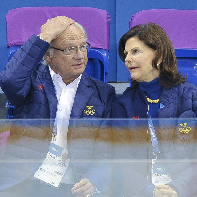 Karl XVI Gustav i kraljica Silvija snimljeni 2014. godine na hokejaškoj utakmici na Zimskoj olimpijadi u Soči