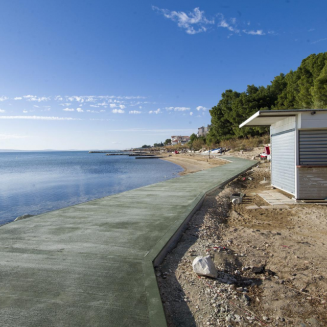Betonska šetnica na pješčanoj plaži u Dućama kod Omiša
