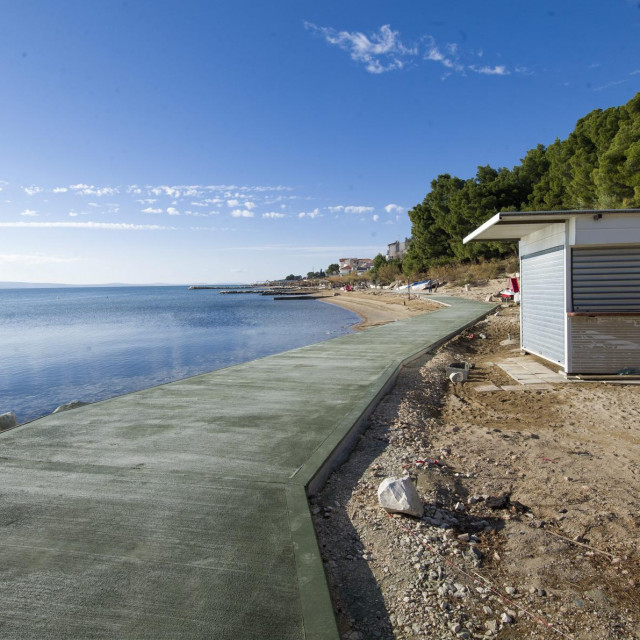 U tijeku je izgradnja pješačkog poteza od kampa na omiškom Ribnjaku prema središtu Duća