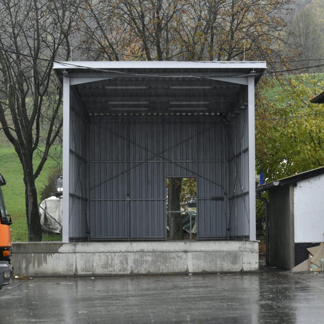 Nadstrešnicu koja se nalazi pokraj mjesnog odbora Grad je platio 150 tisuća kuna.