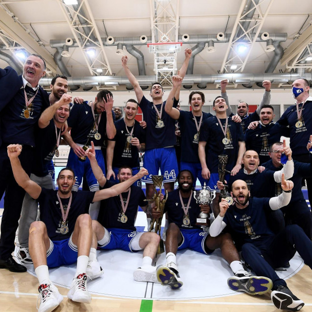 Zadrani u Omišu poziraju s trofejem