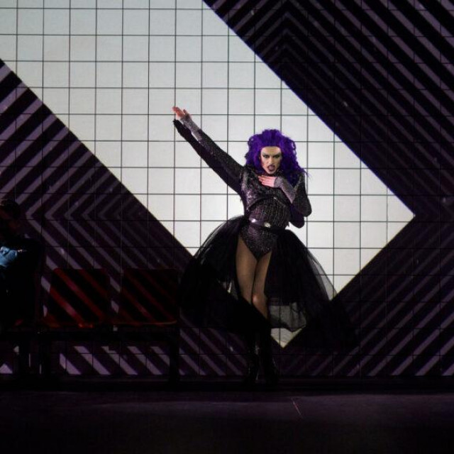 ”Pazi na prazninu”, predstava dubrovačkog glumca Romana Nikolića, počiva na scenskoj improvizaciji.