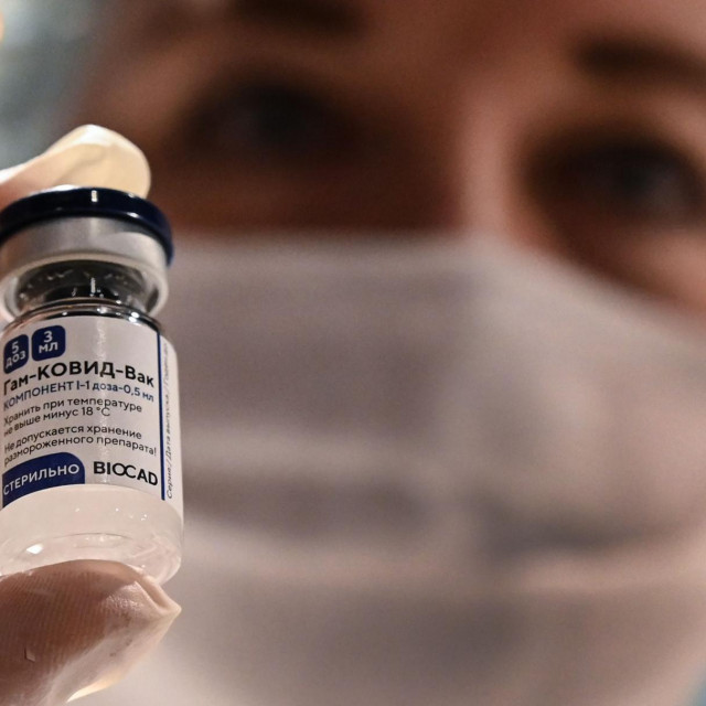 Cijena jedne doze bi bila do maksimalno 40 konvertibilnih maraka, u hrvatskoj valuti oko 160 kuna. Dvije doze oko 360 kuna