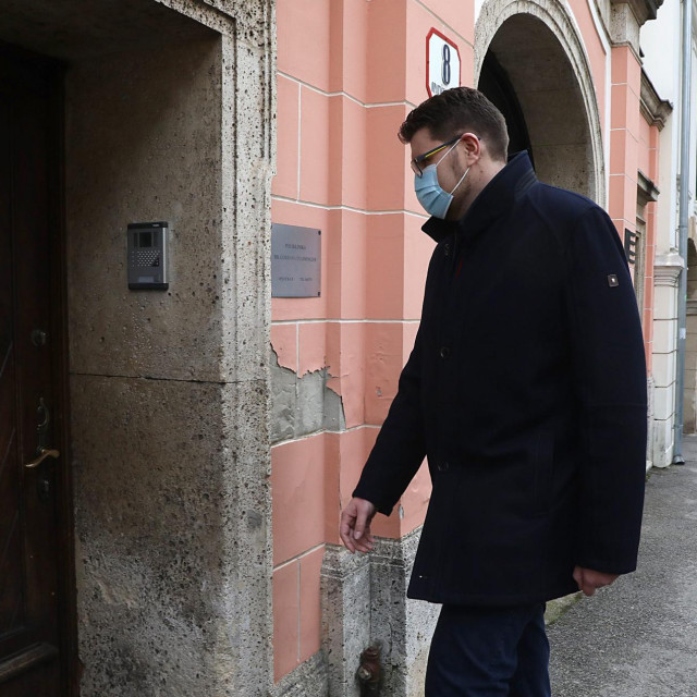 Šef SDP-a Peđa Grbin na ulazu u ambulantu Hrvatskog sabora