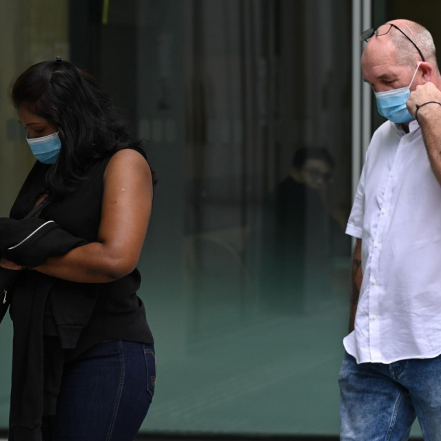 Nigel Skea i Agatha Maghesh Eyamalai pri dolasku na sud