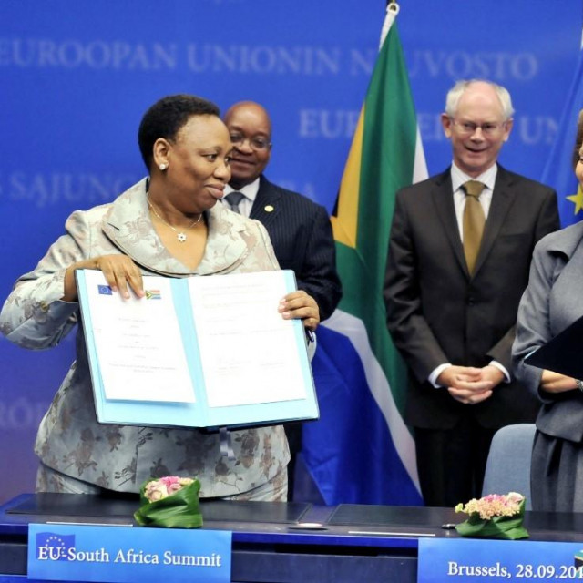 Angie Motshekga (lijevo)