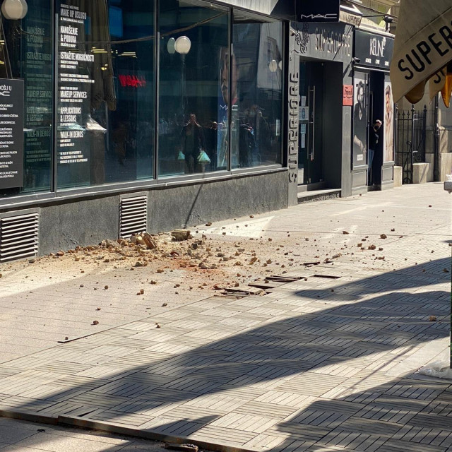 Zgrada u centru Zagreba s koje su pale cigle i žbuka