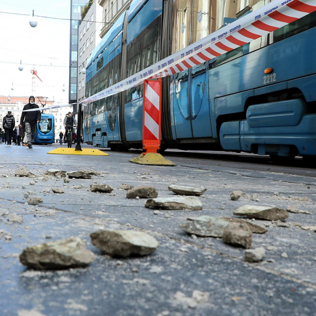 Komadi fasade koji su se odlomili