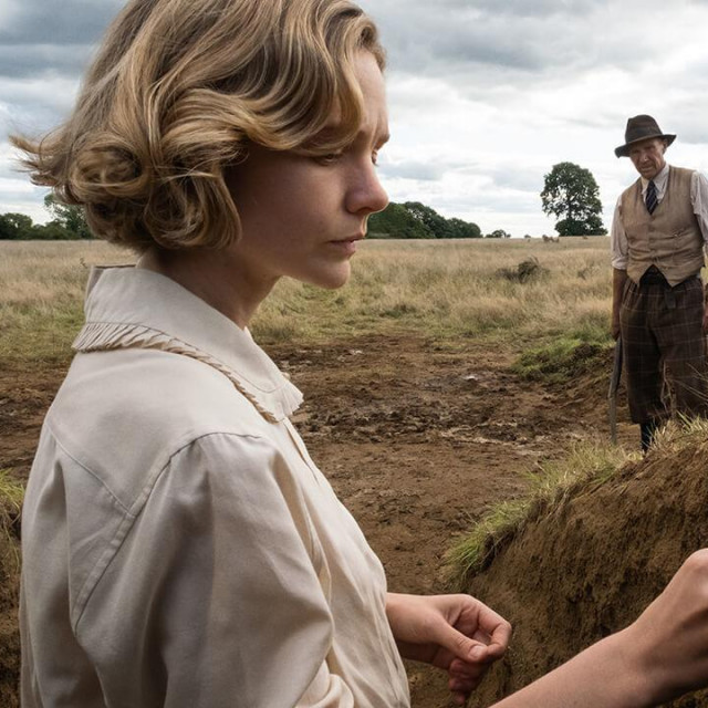 Carey Mulligan kao Edith Pretty i Ralph Fiennes kao Basil Brown u filmu ”The Dig”