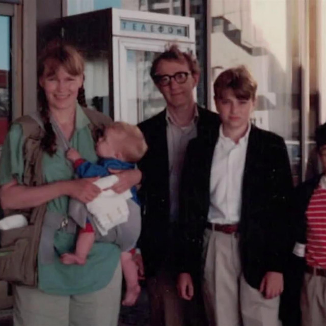 Serija ponekad nespretno manipulira podacima, naime, Moses Farrow, poput Dylan, usvojeni sin slavnog para, svojedobno je napisao pismo u kojem se odriče Allena, međutim, kasnije je promijenio mišljenje