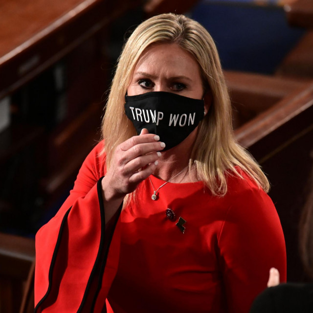 Marjorie Taylor Greene, zastupnica u Predstavničkom domu SAD-a iz redova Republikanske stranke otvoreno je podržala teorije zavjere koje propagira krajnje desni pokret QAnon