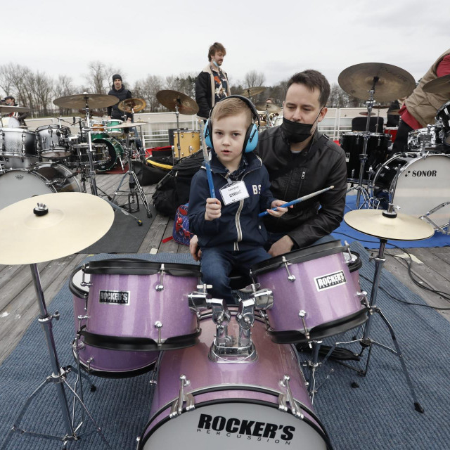 Toma Kovačić s tatom Goranom na Bundeku na snimanju pjesme Treba imati dušu u sklopu projekta Lakestock za Zlatni studio