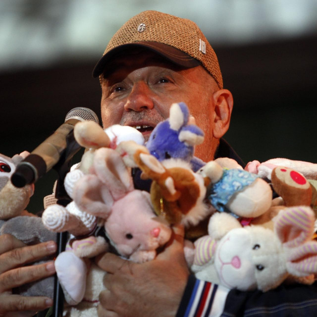 Đorđe Balašević s brojnim plišanim zečevima na stadionu ŠRC Mladost u Čakovcu 2017. na koncertu