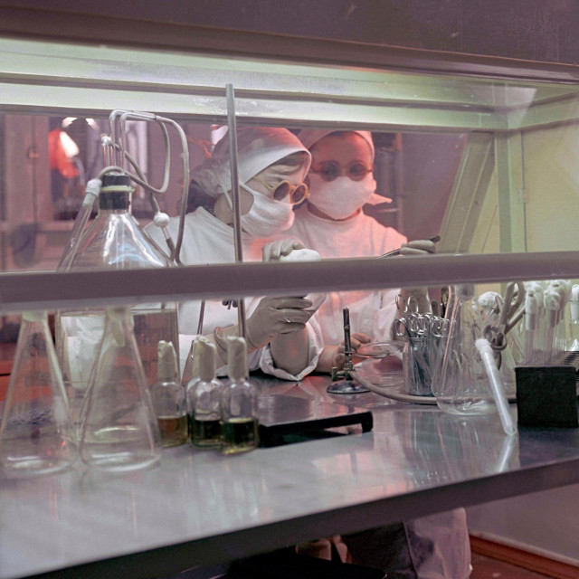 Prizor s Instituta Mihaila Čumakova snimljen 13. svibnja 1961., u vrijeme kada se zvao Institut za poliomijelitis i viralni encefalitis pri Sovjetskoj akademiji medicinskih znanosti