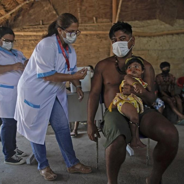 CIjepljenje pripadnika domorodaca u Brazilu