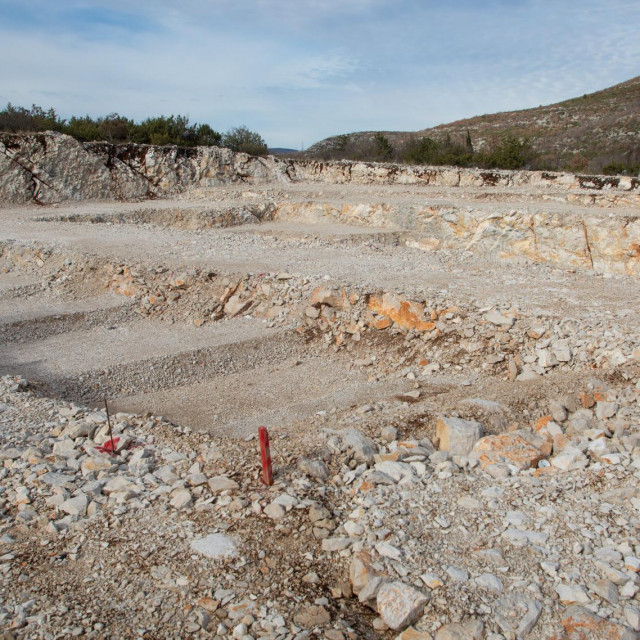 'U srpnju prošle godine počeli su kopati, pa smo se ponadali da nećemo ostajati bez struje za svakog nevremena', svjedoče nam mještani