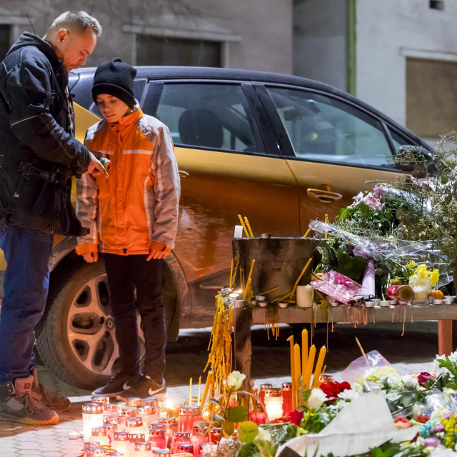 Svijeće i poruke pred kućom Đorđa Balaševića u Ulici Jovana Cvijića