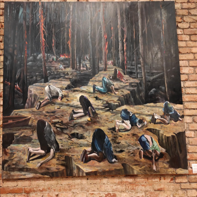 Jedan od boljih radova na izložbi pokazuje ljude koji su zabili glavu u zemlju