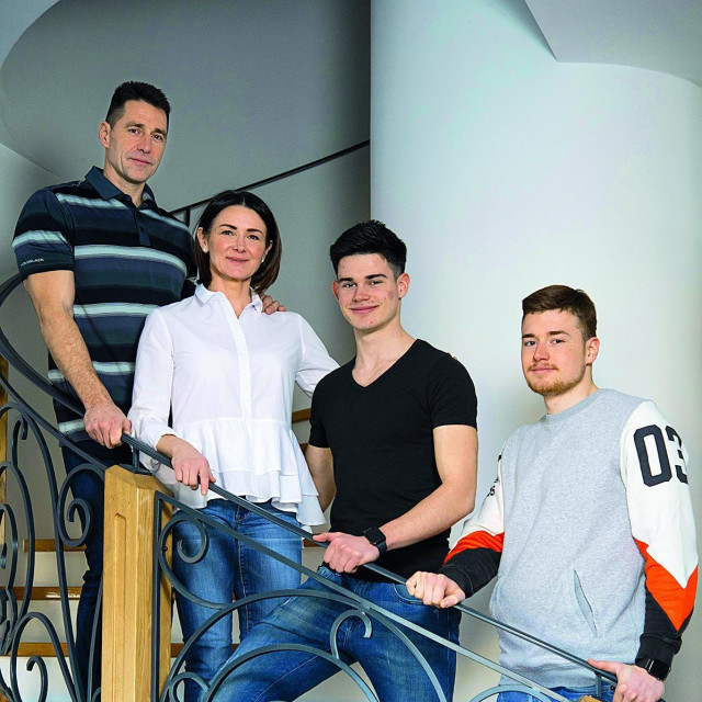 Josip i Marijeta Ćelić sa sinovima Antonijem i Matejem