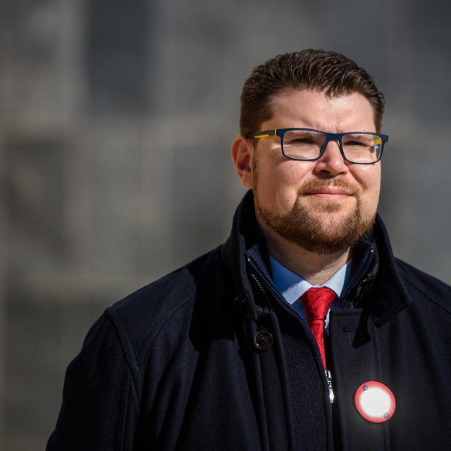 Sibenik, 150221.
Ispred zgrade gradske uprave predsjednik SDP-a Pedja Grbin predstavio je stranackog kandidata za gradonacelnika Sibenika Toncija Restovica.
Na fotografiji: Pedja Grbin.