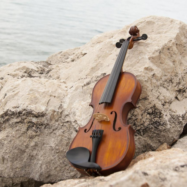 Otac je sinu kupio najbolju violinu, platio privatnog profesora, ali uz obećanje da će ga naučiti surfati. Val je pristao. Obostrano zadovoljstvo promijenilo je potenciju sudbine.