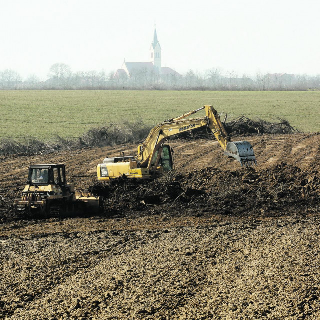 
Bageri saniraju mjesto gdje je poljoprivredna tvrtka Osatina bacila plastični otpad