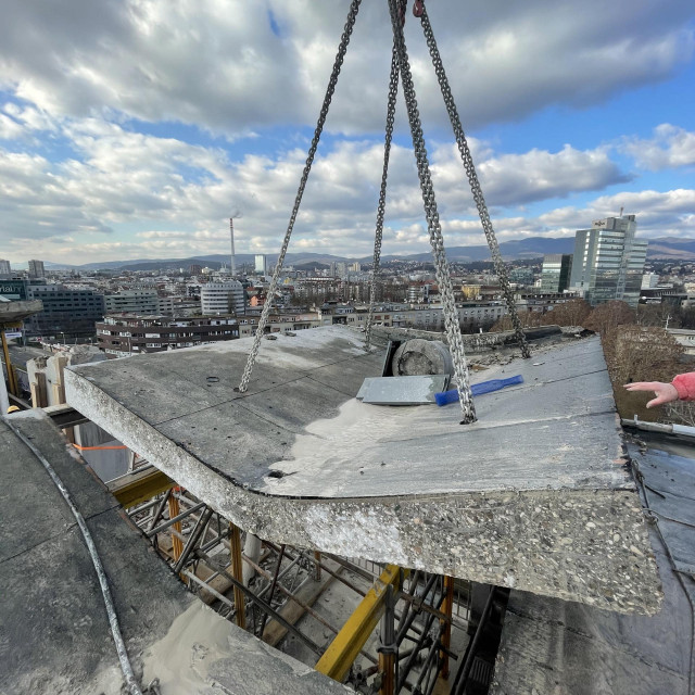 Uklanjanje nadstrešnice sa zgrade u Vukovarskoj ulici