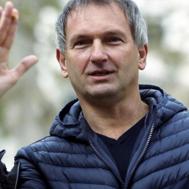 Željko Dolački i obijeni sef snimljen nakon očevida početkom travnja 2016. godine u Heinzelovoj ulici