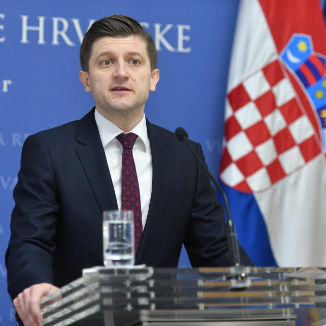 Zagreb, 020221.
Markov trg.
Vlada.
Potpredsjednik Vlade i ministar financija Zdravko Maric odrzao je konferenciju za medije o arbitraznim postupcima pred medjunarodnim centrom za rjesavanje investicijskih sporova vezanim uz konverziju kredita u CHF