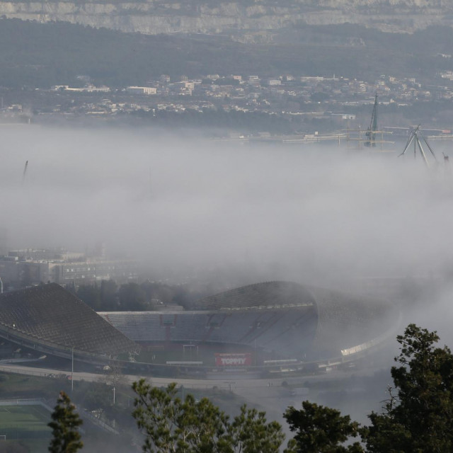 Pogled na zamagljeni Split s vrha Marjana.
 