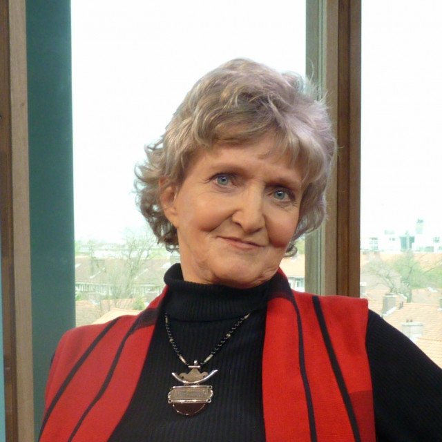 Mineke Schipper autorica je više znanstvenih knjiga iz područja interkulturalnih književnih studija