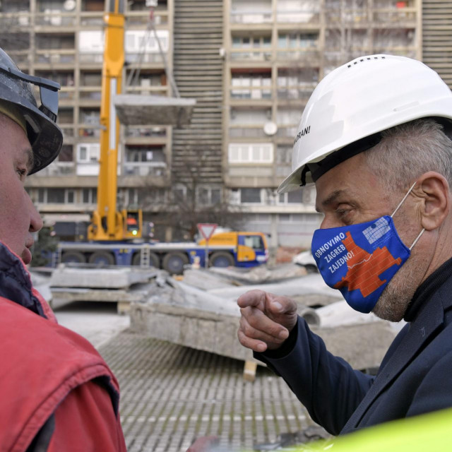 Milan Bandić kraj zgrade u Vukovarskoj 52