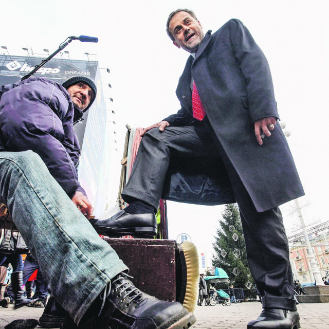 Milan Bandić čisti cipele na Trgu bana Josipa Jelačića za predsjedničke kampanje 2009.