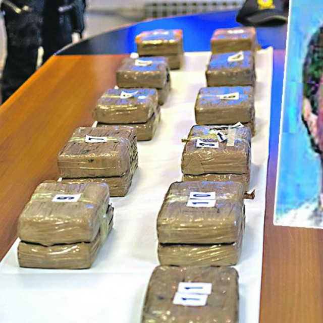 Zapljena, Michael Dokovich (u okviru)