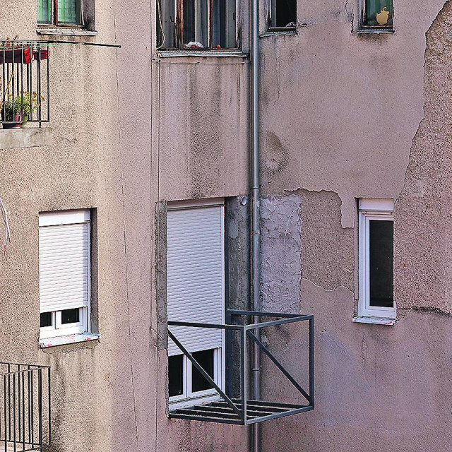 Dvorišna strana zgrade u Ilici 17. Ilegalni balkon na zgradi kuće Job.