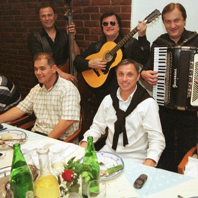 2002. godina: Oproštaj Zlatka Kranjčara od igrača Zagreba i vodstva kluba u restoranu 'Zagrebački Bijeli'