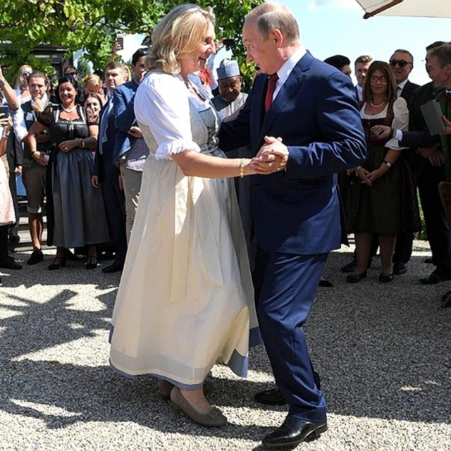 Karin Kneissl i Vladimir Putin plešu na njenoj svadbi