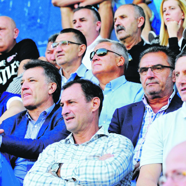 Zdravko Mamić, Božidar Šikić, Ante Čačić i Tomislav Ivković snimljeni 2015. na jednoj utakmici druge momčadi Dinama