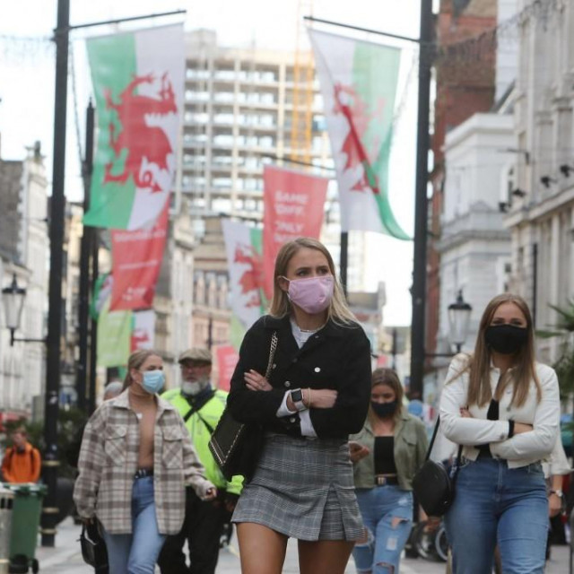 Prolaznici u centru Cardiffa za vrijeme pandemije