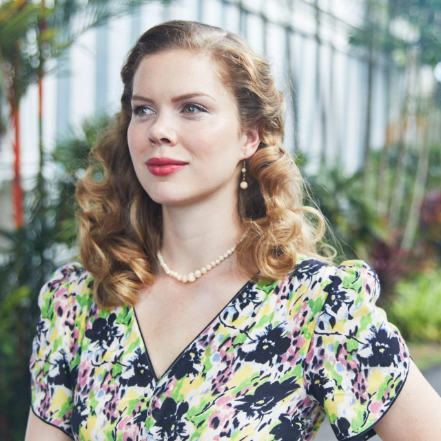 Georgia Blizzard kao Joan Blackett