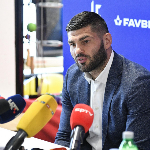 Zagreb, 040321.
Ulica 144. brigade Hrvatske vojske 4.
Konferencija za medije boksaca Filipa Hrgovica, povodom njegovog meca karjere protiv Amerikanca Mihaela Huntera.
Na fotografiji: Filip Hrgovic.