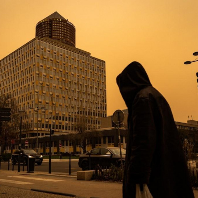 Lyon, 6, veljače 2021. Nebo prekriveno narančastom prašinom.