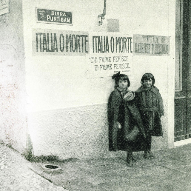 
Djevojčice u Rijeci 1919. godine, neposredno prije D'Annunzijeva ulaska u grad. Iza njih su transparenti talijanskih nacionalista