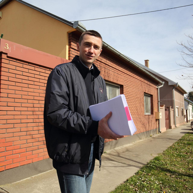 Gradonačelnik Vukovara Ivan Penava ispred kuće u kojoj živi