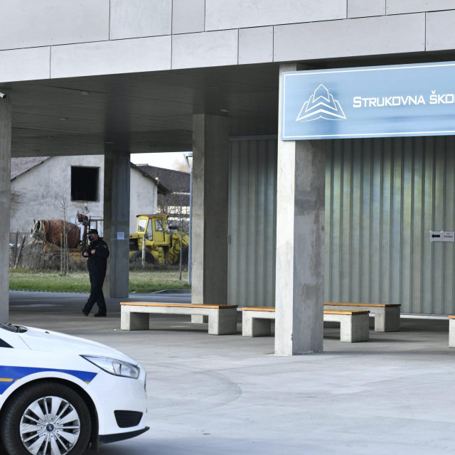 Policija pred Strukovnom školom u Sisku
