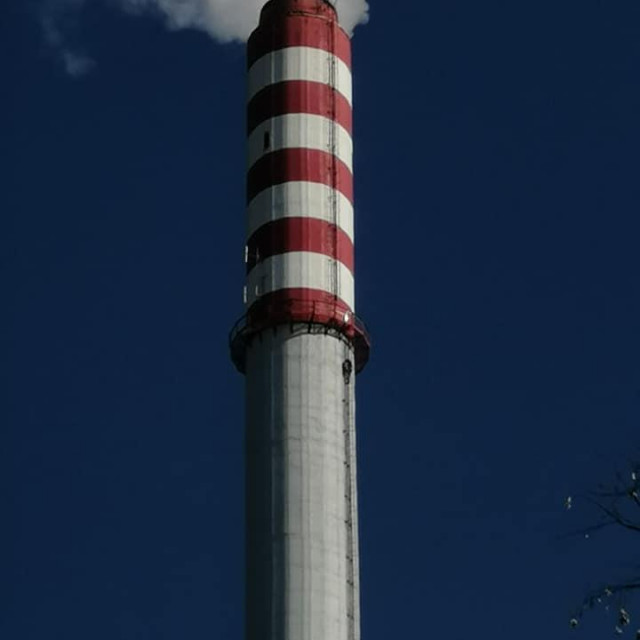 Muškarac se popeo na vrh dimnjaka Toplane