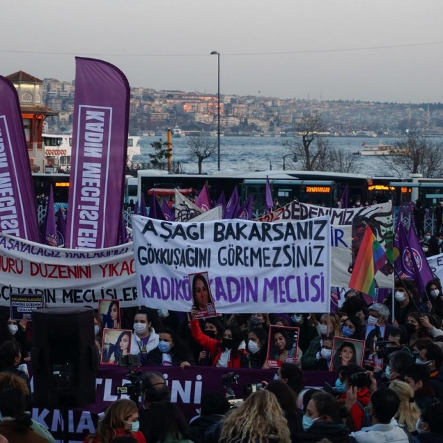 Prosvjed protiv nasilja nad ženama u Istanbulu
 