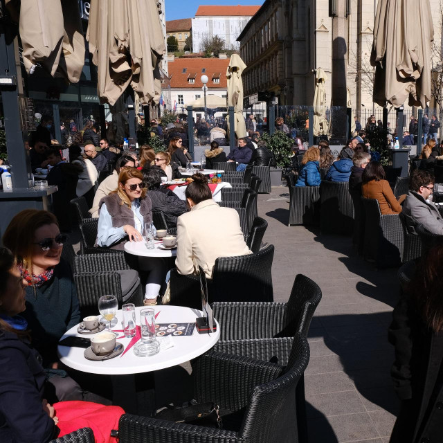 Građani uživaju na terasama kafića