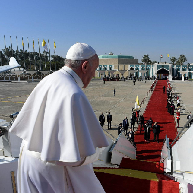 Papa Franjo pozdravlja iračkog predsjednika Barhama Saleha i njegovu suprugu Sarbagh