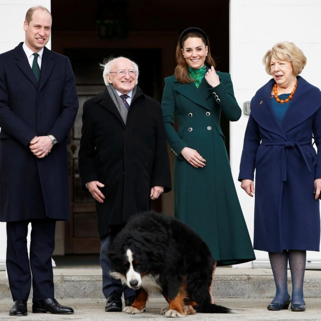 Predsjednik Irske sa suprugom te vojvodama od Cambridgea, a uz njih je i njegov pas
 